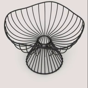 Panier à fruits minimaliste en fer pour une cuisine contemporaine, aux lignes épurées et offrant un rangement fonctionnel. - Product Image 1