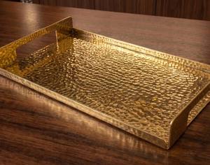 ถาดทองเหลืองทรงสี่เหลี่ยมตกแต่งสไตล์โมเดิร์น พร้อมลายตอกและหูจับ ถาดตกแต่งสไตล์ตะวันออก ถาดทองเหลืองหรูหราทันสมัย - Product Image 1