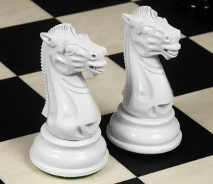 ชุดหมากรุกโซเวียตปี 1940 รุ่นหรูหรา ผลิตซ้ำ พร้อมตัวหมากรุกไม้มะเกลือ งาช้าง และไม้บ็อกซ์วูด ในกล่องสีขาว ราคาดีที่สุด - Product Image 2