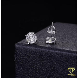 Boucles d'oreilles clous en moissanite ronde taille baguette, argent sterling 925, bijoux de luxe modernes pour femmes - Product Image 4