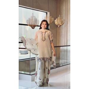 Conjunto de Traje de Seda Elegante para Mujer con Bordado de Diamantes, Borde de Moti Latkan y Pantalones Palazzo - Product Image 1