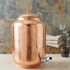 Distributeur d'eau en cuivre artisanal de luxe avec art Meenakari |   Réservoir d'eau décoratif en cuivre martelé avec robinet pour la maison - Product Image 2