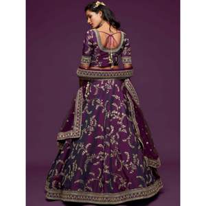 Elegante Vestido de Novia Lehenga Choli de Talla Grande en Seda Bordada en Color Morado - Product Image 2