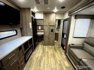 Camping-car de luxe d'occasion 2023 2023 2021 Forest River XLR Boost 29QBSCamper RVS Motorhomes Travel Trailer - Product Image 4