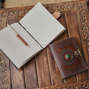 Diario de cuero hecho a mano por un diseñador, diario ligero artesanal con sistema de cierre, regalo de recuerdo de la India. - Product Image 4