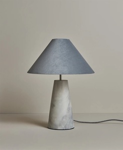 Lampe de table en marbre blanc de luxe avec base conique en pierre, abat-jour conique contemporain, éclairage d'ambiance doux et décoration haut de gamme - Product Image 2
