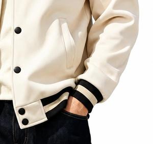 Blouson universitaire pour homme noir à manches contrastantes, col rabattu, fermeture boutonnée, style décontracté, coupe régulière, coupe-vent pour l'automne - Product Image 3