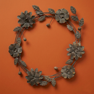 Corona Floral Rústica de Metal, Flores de Hierro Envejecido Marrón Vintage, Decoración Festiva Elegante y Minimalista para Puerta Principal de Otoño - Product Image 1