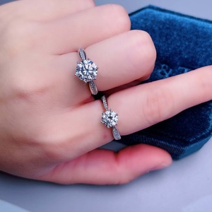 Anillo de compromiso de plata de ley 925 con diamante moissanita de 1 quilate, forma redonda, hermoso anillo de compromiso personalizado - Product Image 1