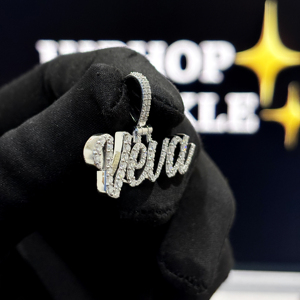 Colgante y dijes personalizados de moissanita con nombre en cursiva estilo 'Iced Out', de Plata de ley 925, dije de collar con letra tipo guion, unisex - Product Image 2