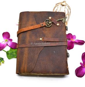 Carnet de notes en cuir sur mesure Journal en cuir noir avec design d'éclipse de soleil et de lune et serrure vintage - Product Image 2