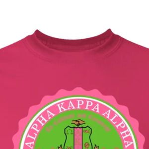 เสื้อยืดลำลองปักลายสำหรับผู้หญิง สีชมพูสด แขนสั้น คอกลม พร้อมตราสัญลักษณ์รูปวงกลมสีชมพูเขียวที่อก เสื้อยืดผ้าฝ้ายสำหรับผู้หญิง - Product Image 4