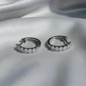 Boucles d'oreilles en argent sterling 925 avec diamant moissanite de forme ronde, cadeau pour elle - Product Image 2