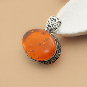 Colgante de piedra preciosa de ámbar natural con engaste de plata – Ámbar naranja cálido - Product Image 2