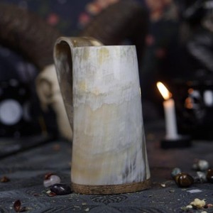 Tazas de Cuerno Clásicas Premium Hechas a Mano, Personalizables, Diseño Artístico Moderno y Antiguo, con Asa para Uso en Fiestas, para una Experiencia Memorables para los Invitados - Product Image 1