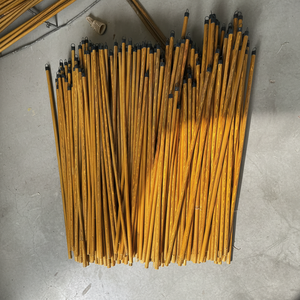 Manche de balai en bois d'eucalyptus, filetage italien, capuchon noir/rouge, revêtement PVC – Durable et imperméable - Product Image 1