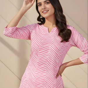 Tunique pour femme en mélange de coton à imprimé chevron rose, longueur normale, col rond, manches trois quarts, entièrement cousue, vêtement décontracté, haut fantaisie - Product Image 1