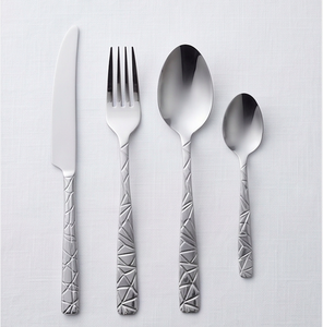 Ensemble de couverts modernes en acier inoxydable, faits main, écologiques, polis miroir, avec design gravé, pour les réceptions et les fêtes. - Product Image 1