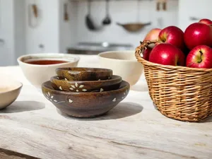 C'est un ensemble de 3 bols de service ronds en bois de sheesham. Les bols présentent un motif blanc sur un fond brun. - Product Image 2