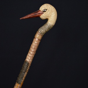Canne de marche de luxe en bois sculpté à la main, design rustique écologique, tête de corbeau, multifonctionnelle pour usage extérieur et retraite - Product Image 2