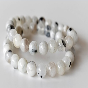 Bracelet multi-brins en perles de pierre grise avec breloques en argent antique, disponible à prix de gros. - Product Image 2