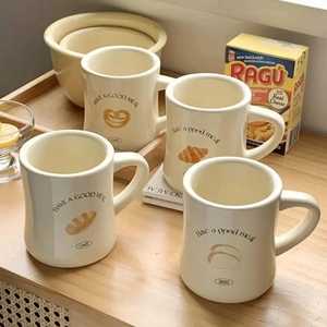 La cómoda asa ergonómica garantiza un agarre seguro y fácil. Los paredes gruesos de cerámica ayudan a mantener la temperatura de las bebidas por más tiempo. - Product Image 4