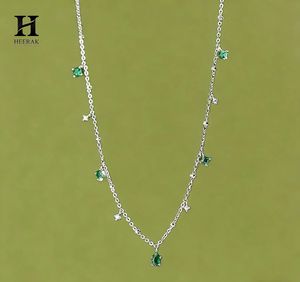 Collar Delicado con Colgante de Esmeralda en Forma de Lágrima de Oro Amarillo de 18K Personalizado, con Diamantes Cultivados en Laboratorio que Alternan con Circonitas Redondas y Flecos - Product Image 2