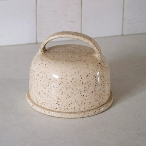 Mantequillera con tapa arqueada y diseño de cúpula, plato compacto para servir, almacenamiento higiénico de mantequilla para uso en cocinas modernas - Product Image 1