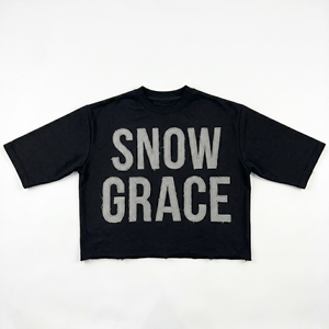 Camiseta Corta Oversize Snow Grace para Hombre, Manga Corta, Cuello Redondo, Estilo Urbano, 100% Algodón, Estampado Frontal Negro, Ecológica y Transpirable - Product Image 1