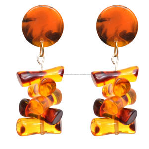 Boucles d'oreilles en résine de couleur personnalisées luxueuses fabriquées à la main pour femmes accessoires de mode hautement polis de haute qualité d'Inde - Product Image 1