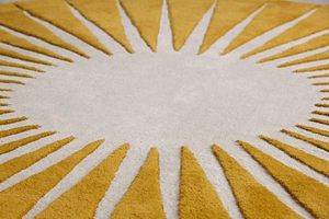 Tapis de luxe à poils longs, tufté à la main, motif soleil jaune de forme arrondie, inspiré de la nature, couleur unie, antidérapant, en PET - Product Image 2