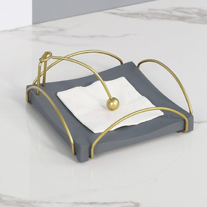 Porta servilletas metálico con diseño artístico de hojas y ramas en dorado, con base de mármol para una decoración coordinada, disponible a precio de mayorista. - Product Image 6