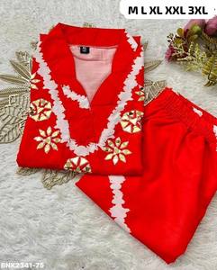 Conjunto étnico coordinado de la mejor calidad: Kurti corto y pantalón estampado de seda de lujo con estampado y detalles hechos a mano, estilo A-Line, para mujer. - Product Image 5