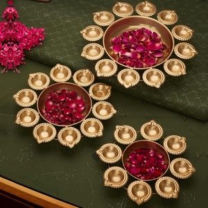 Ensemble de lampes à huile traditionnelles en laiton pour Diwali avec pétales de rose, emballage rond multi-pièces pour les cérémonies religieuses et la décoration Pooja - Product Image 1