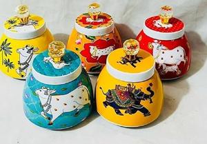 Collection Royal Look Aarna – Pot en acier inoxydable fait main, motif vache Pichwai, pour mariage, Diwali, événements d'entreprise, fruits secs - Product Image 4