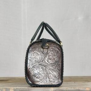 Sac de voyage en cuir de luxe avec motif floral en relief, poignée supérieure noire, fermeture à glissière, sac de voyage durable - Product Image 2