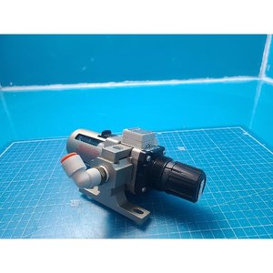 Filtre-régulateur pneumatique SMC AW30-N03E3-ZA, utilisé comme pièce détachée pour équipement semi-conducteur d'occasion - Product Image 6
