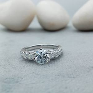 Bague de fiançailles et de mariage tendance pour femme en or massif 10 carats, sertie d'un diamant rond de 1 carat certifié IGI, monture à griffes, cadeau idéal - Product Image 1