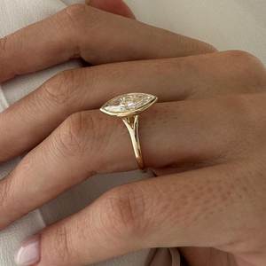 Anillo de compromiso de 2 quilates con diamante marquesa creado en laboratorio, engaste de bisel, tallo dividido, oro de 14k, certificado IGI - Product Image 2
