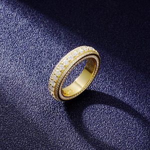 Une bague unisexe élégante plaquée or en argent sterling 925, testée au diamant testeur, avec diamants moissanite D VVS. - Product Image 1