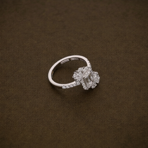 Anillo de compromiso con halo floral de diamantes de corte esmeralda en oro blanco, inspirado en flores, con banda pavé, estilo vintage, joyería fina. - Product Image 2