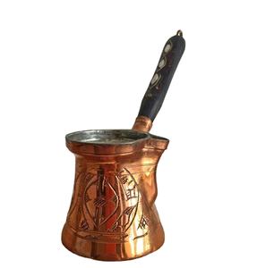 Cafetière classique du Moyen-Orient, Cezve turque, fabriquée en métal durable avec gravure détaillée et poignée allongée - Product Image 1