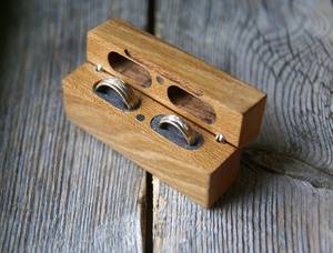 Caja de Anillos de Madera Pulida, Forma Rectangular, Diseño Clásico Hecho a Mano con Cierre Magnético para Guardar Joyas - Product Image 1