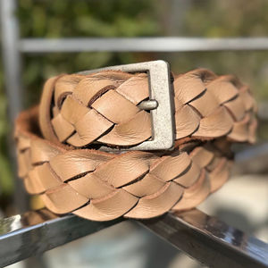 Cinturón clásico de cuero trenzado con hebilla de hierro y hebilla de pasador resistente para uso casual, hecho en India. - Product Image 1