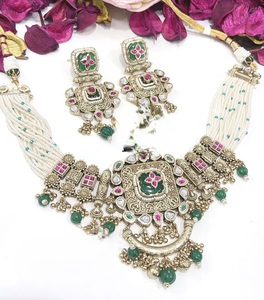 Conjunto de collar y aretes de moissanita chapados en oro de calidad premium, radiantes y hermosos, para uso en bodas, joyería para mujeres y niñas. - Product Image 1