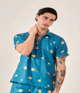 Camisa de mezclilla azul estampada de manga corta para hombre, de mezcla de algodón, corte ajustado, con botones, informal, para verano, estilo urbano, para uso diario y de noche. - Product Image 1