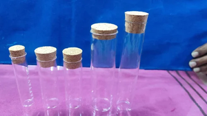 Conteneur en verre borosilicate cylindrique avec bouchon en bois pour le stockage en laboratoire et les applications de présentation d'échantillons - Product Image 5