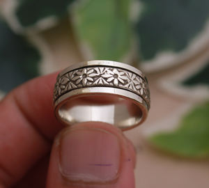 Wholesale 925 Sterling <b>Silver</b> Bezel Setting Self Design Flower <b>Band</b> Ring Textured Floral Patterned <b>Wedding</b> Party <b>Bands</b> Women - Product Image 2