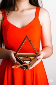 Boîte à épices en bois artisanale de qualité supérieure avec cuillère en bois |    Boîte à épices triangulaire en bois, organisateur rustique pour masala, provenant d'Inde - Product Image 4