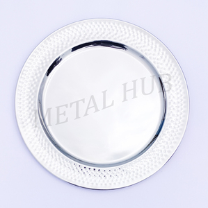 Assiette de présentation ronde en acier inoxydable argenté poli avec bord décoratif texturé - Product Image 3